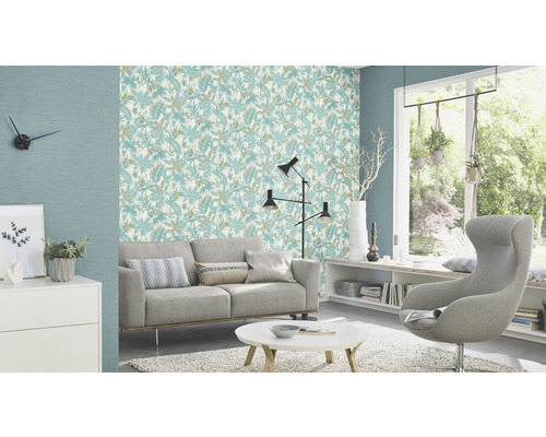 Salon lumineux avec canapé, fauteuil, table et papier peint à motifs