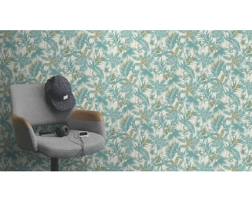 Papier peint à motif de feuilles tropicales avec un fauteuil au premier plan