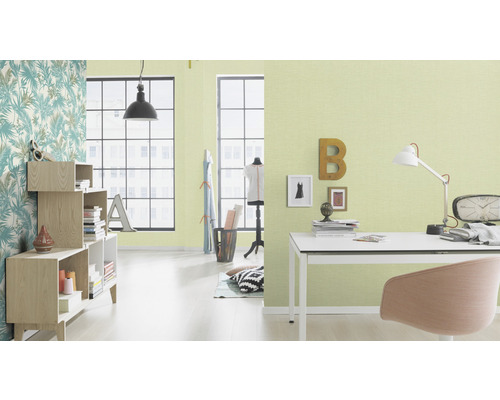 Bureau lumineux avec bureau, bibliothèque et papier peint floral