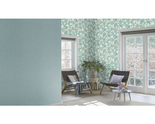 Pièce lumineuse avec papier peint à motifs, chaises et plante