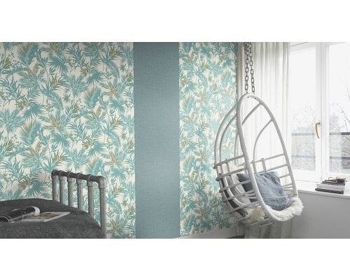 Aménagement d''un espace de vie avec du papier peint à motifs floraux, un lit et un fauteuil suspendu