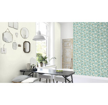 Esszimmer mit floral gemusterter Tapete, Esstisch und Spiegeln an der Wand.