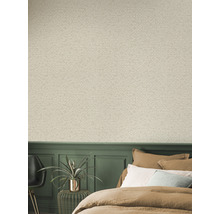 Schlafzimmer mit gemusterter Tapete, grüner Wandvertäfelung und Bett