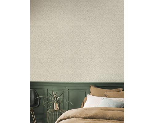 Chambre à coucher avec papier peint à motifs, lambris vert et lit