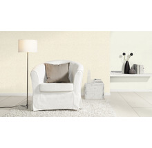 Helles Wohnzimmer mit Sessel, Stehlampe und gemusterter Tapete