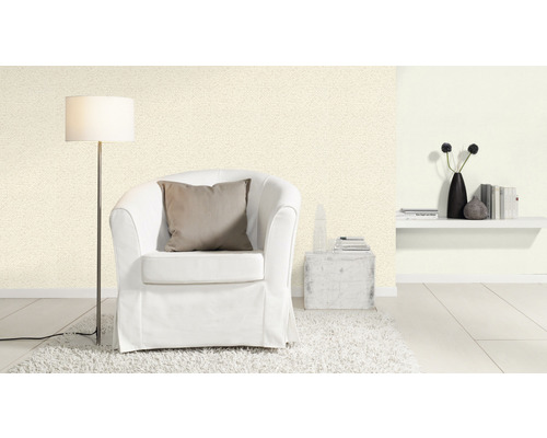 Salon lumineux avec fauteuil, lampadaire et papier peint à motifs