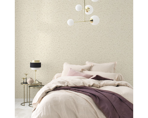 Chambre à coucher avec papier peint à motifs, lit et lampe de chevet