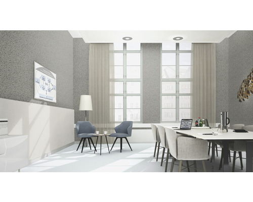 Salle de conférence lumineuse avec table de réunion, chaises, tableau blanc et fenêtres