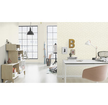 Bureau lumineux avec papier peint géométrique, bureau et étagères