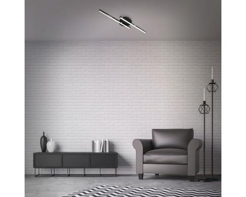 Modernes Wohnzimmer mit LED-Deckenleuchte, Sessel und Sideboard