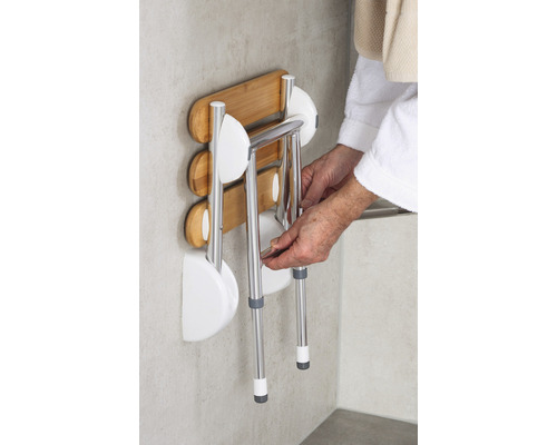 Siège de douche mural en bambou et métal en position repliée