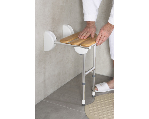 Siège de douche mural avec lattes en bambou et pieds réglables pour la salle de bain.