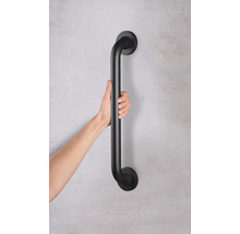 Schwarzer Haltegriff wird von einer Hand gehalten, zur Unterstützung und Sicherheit im Bad