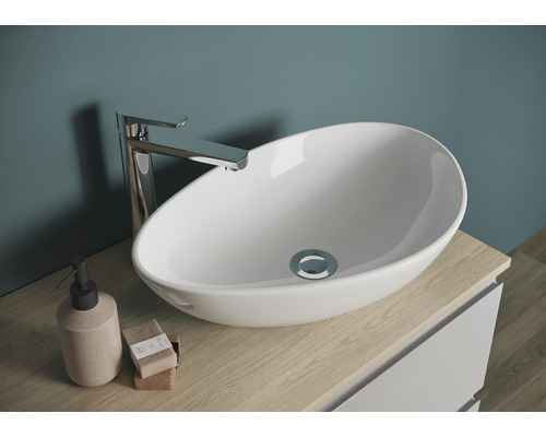 Aufsatzwaschbecken mit Armatur auf einem Waschtisch