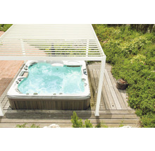 Jacuzzi sous une pergola dans le jardin