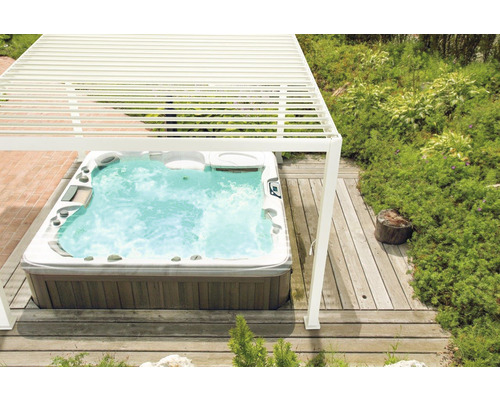 Jacuzzi sous une pergola dans le jardin