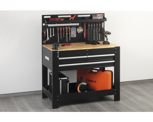 Werkbank mit Werkzeugen, Schraubstock und Werkzeugkoffer