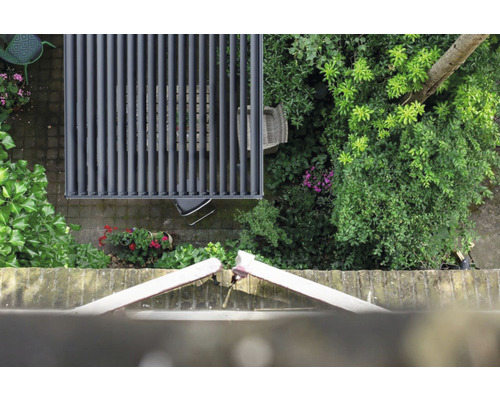 Ansicht von oben auf einen Garten mit einer Terrassenüberdachung aus Aluminium und Gartenmöbeln.