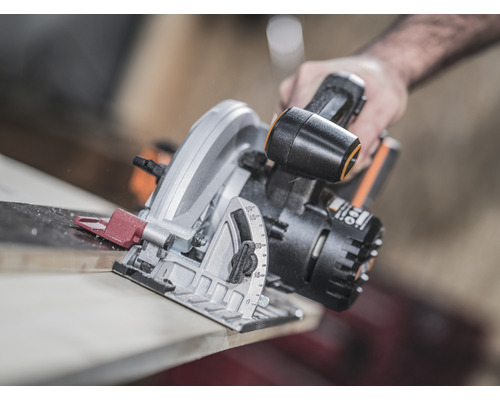 Scie circulaire portative en cours d''utilisation pour couper du bois