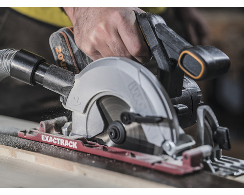 Scie circulaire sans fil avec aspiration de poussière en cours d''utilisation pour couper du bois