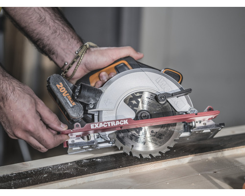 Une scie circulaire portative en action lors de la coupe de bois.