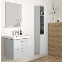 Badezimmer mit Waschtischunterschrank, Spiegel und Hochschrank für Badezimmerutensilien