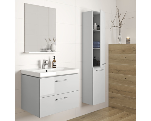 Salle de bains avec meuble sous-lavabo, miroir et armoire haute pour les accessoires de salle de bains