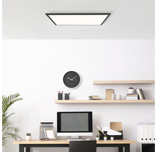 Büro mit Deckenleuchte, Schreibtisch und Regalen