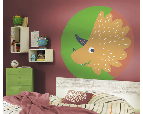Kinderzimmer mit Wandtattoo von Dinosaurier, Regalen und Bett