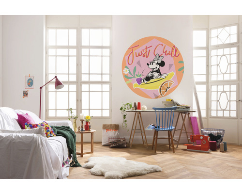 Pièce à vivre avec canapé, bureau et sticker mural Minnie avec l''inscription Just Chill