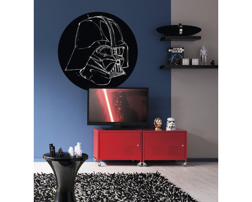 Salon avec télévision, meuble rouge, tapis noir et sticker mural Star Wars