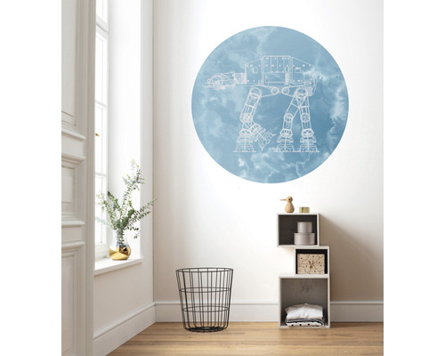 Espace de vie avec sticker mural Star Wars, étagère et panier à linge