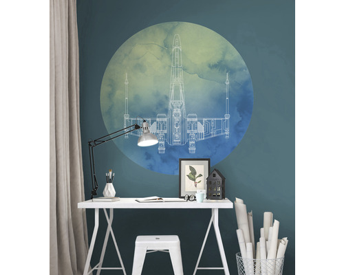 Pièce avec bureau, lampe et sticker mural avec motif de vaisseau spatial