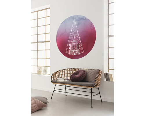Szene mit einem Wandtattoo mit einem geometrischen Muster, das an einer Wand befestigt ist, und einer Bank mit Kissen