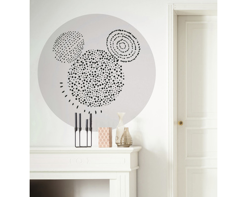 Autocollant mural décoratif avec motif à points dans un intérieur au-dessus d''une cheminée