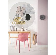 Dekoratives Zimmer mit Schreibtisch, Stuhl und Wandtattoo
