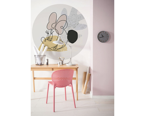 Chambre décorative avec bureau, chaise et sticker mural