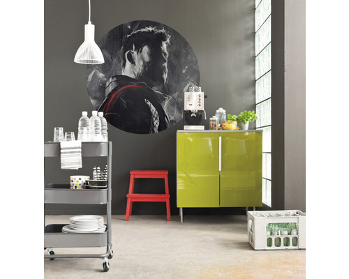 Küchenszene mit Trolley, Schrank, Hocker und Wanddekoration