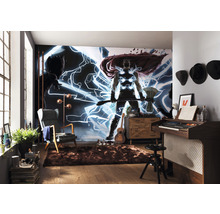 Wohnzimmer mit Wandbild, Sessel, Stehlampe, Teppich und Musikinstrumenten für eine persönliche Atmosphäre