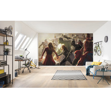 Wohnraum mit Fototapete mit Superheldenmotiven, Regal, Schreibtisch und Sofa
