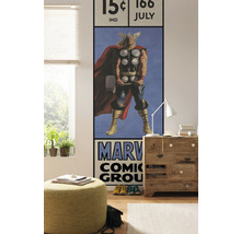 Wohnraum mit Thor Comic Wandbild, Ottoman und Holzkommode