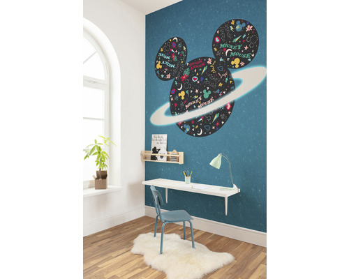 Dekoratives Kinderzimmer mit einer Tapete mit Weltraummotiv und Micky Maus Ohren