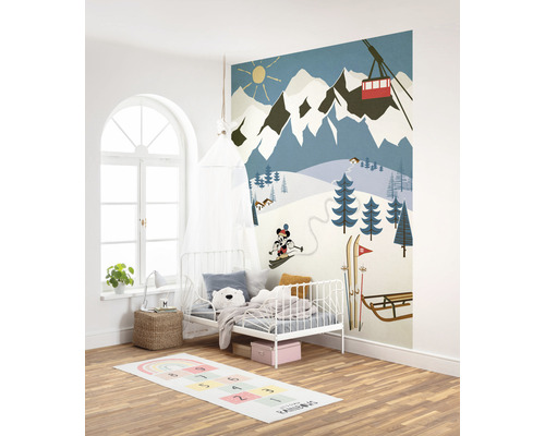 Chambre d''enfant avec une peinture murale représentant un paysage de montagne enneigé, un lit, un tapis et une décoration