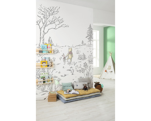 Kinderzimmer mit Winnie Puuh Wandbild, Regalen, Kissen und Spielzelt.