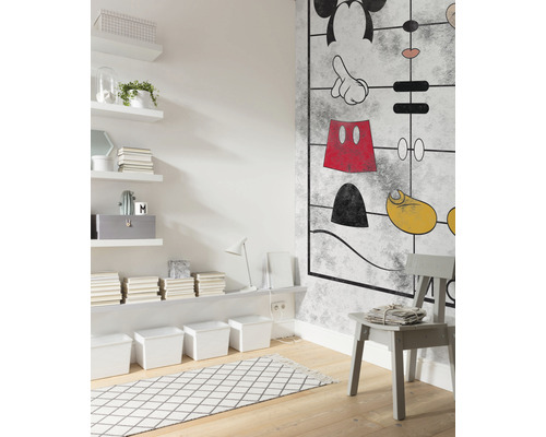 Chambre d''enfant lumineuse avec revêtement mural, étagères, tapis et chaise