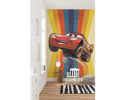 Chambre d''enfant avec une fresque murale de Flash McQueen et un tapis rayé