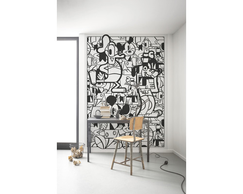 Bureau avec bureau, chaise et papier peint avec des personnages de dessins animés