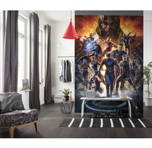 Raum mit Motivtapete mit Avengers-Motiv, Bank, Teppich und dekorativen Elementen