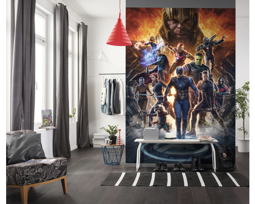 Raum mit Motivtapete mit Avengers-Motiv, Bank, Teppich und dekorativen Elementen