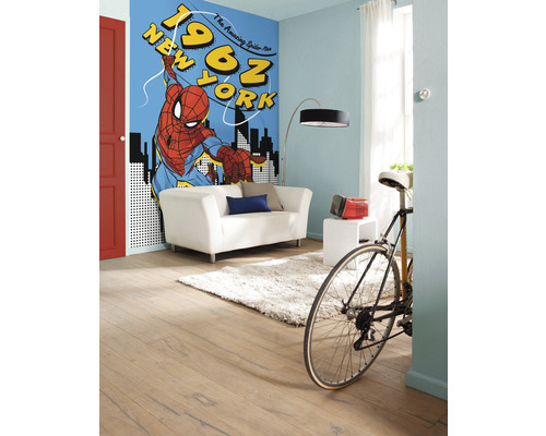 Wohnraum mit Spiderman Fototapete, Sofa, Teppich und Fahrrad